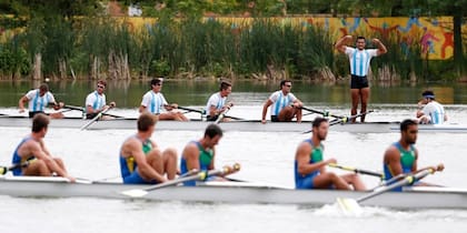 El festejo del bote argentino en el ocho con timonel