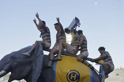 El festejo del campeón en el Elefante móvil, un clásico