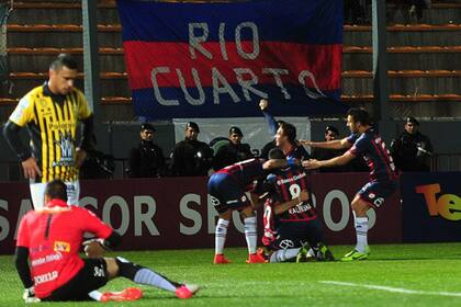 El festejo del Ciclón ante Almirante Brown