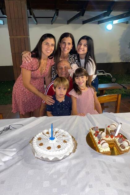 El festejo del cumpleaños 61 en 2020, con su mujer, Marcela; sus hijas Sabrina y Micaela, y sus nietos Jerónimo y Guadalupe.