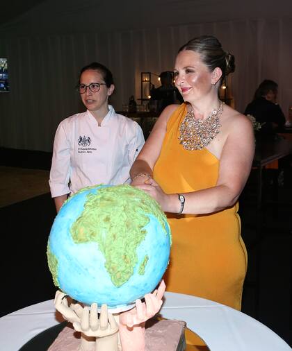 El festejo del cumpleaños del rey Carlos III se replica en las principales embajadas británicas del mundo,entre ellas en la residencia de Argentina, las tortas de cumpleaños son épicas. "En honor al compromiso del Rey Carlos con el cuidado del medio ambiente, la Embajada decidió 'teñir de verde' la fiesta, Carbón Neutral+, se midió la huella de carbono generada por el evento para luego compensarla, y se ofreció a los invitados la posibilidad de reciclar plástico de botellas pedaleando en las “recicletas” facilitadas por el Gobierno de la Ciudad. La temática de la naturaleza y el medio ambiente atravesó asimismo el catering (con una multiplicidad de opciones veganas), y las photo opportunities, con paisajes naturales del Reino Unido.