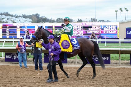 El festejo del dominicano Joel Rosario en la montura del caballo argentino Full Serrano, que dominó con solvencia la Dirt Mile de la Breeders’ Cup, en Del Mar.