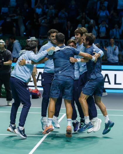 El festejo del equipo argentino de Copa Davis en Manchester al obtener la clasificación para el "Final 8" de Málaga