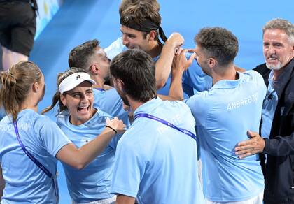 El festejo del equipo mixto argentino por el triunfo sobre Australia en la United Cup, que se definió en el dobles.
