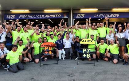 El festejo del equipo Williams por la doble cosecha de puntos de los pilotos Alexander Albon y Franco Colapinto en el Gran Premio de Azerbaiyán; "En dos carreras demostró al mundo que merece un asiento en la F.1", apuntó el jefe de la escudería, James Vowles