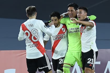 El festejo del final, con Peña, Casco y Lecanda junto al improvisado arquero Enzo Pérez, en el triunfo de River ante Independiente Santa Fe.