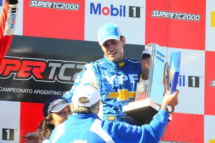 El festejo del ganador en el podio