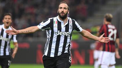 El festejo del gol 100 del Pipita en el Calcio