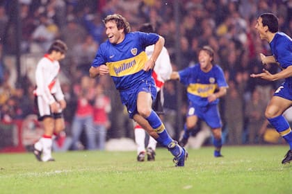 Martín Palermo acaba de marcar el 3-0 contra River, sobre el final del partido en la Bombonera, el tanto que terminó de sellar la clasificación de Boca para las semifinales de la Libertadores 2000