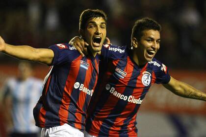 El festejo del goleador Blandi junto a Correa