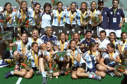 El festejo del grupo tras ganar el Mundial de Perth en 2002. Oneto, al lado del profe Luis Barrionuevo, en la fila del medio