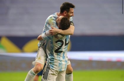El festejo del Papu Gómez con Messi en el partido contra Paraguay