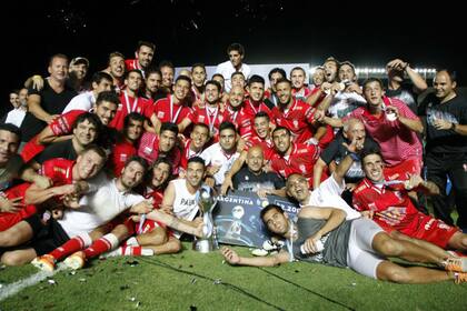 El festejo del plantel con la Copa