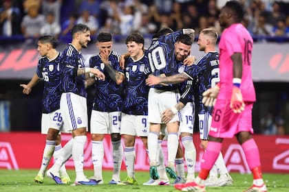 El festejo del plantel tras el gol de Otamendi, que abraza y agradece a Messi por cederle el penal