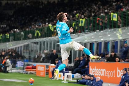 El festejo del primer empate: Scott McTominay se lució con un doblete de el Giuseppe Meazza y dejó a su Napoli con la distancia de cuatro puntos por debajo del rival de este domingo.