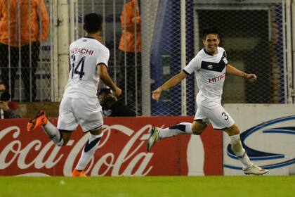 El festejo del primer gol de Vélez, el de Pérez