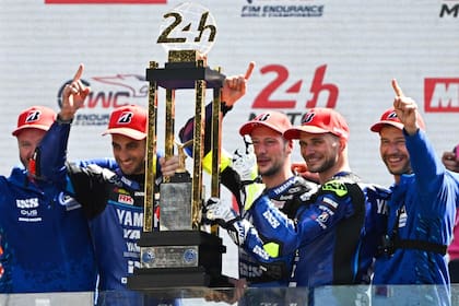 El festejo del trinomio en el podio de Le Mans: Mercado, el segundo desde la izquierda, se aferra al trofeo junto a Fritz y Hanika.