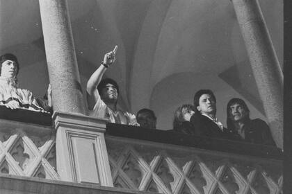 Diego Maradona arenga a la gente desde el balcón de la Casa Rosada, tras la llegada después de la final de Italia 90; a la izquierda, José Basualdo y, a la derecha, Claudio Caniggia, Pedro Monzón y Ángel Comizzo