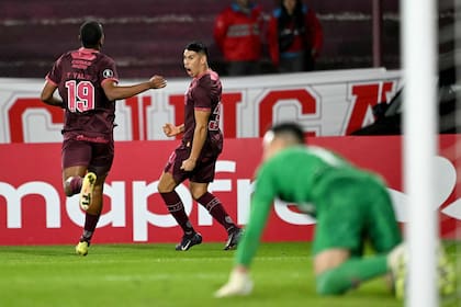 El festejo entre el colombiano Yoshan Valois y Agustín Cardozo, autor del gol de Lanús ante Liga Deportiva Universitaria, por la Copa Libertadores