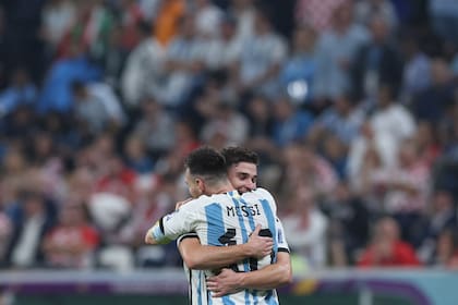 El festejo entre Lionel Messi y Julián Álvarez: Argentina está a un partido de levantar la Copa del Mundo y quedarse con un premio millonario
