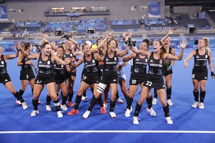 El festejo final de las leonas tras el triunfo ante India