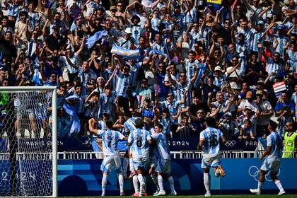El festejo grupal del gol de Ezequiel Fernández, de frente a la mayoría del público argentino en Lyon.