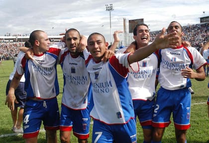 El festejo histórico en la cancha de Platense tras coronarse en el Apertura 04 de la B Metro