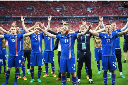 El festejo islandés, con el capitán Aron Gunnarsson (17) y Arnor Traustason (21), el del gol agónico