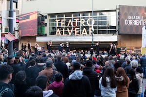 La avenida Corrientes festejó la reapertura del Teatro Alvear, tras estar cerrado durante casi una década