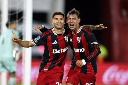 El festejo tras el gol de Gonzalo Montiel de penal para el 2-1 de River ante Huracán