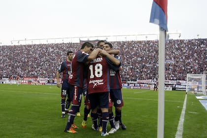 El festejo tras el gol de Ortigoza, de penal