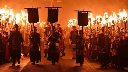 El festival anual Up Helly Aa rinde homenaje a la orgullosa herencia nórdica de las Islas Shetland.