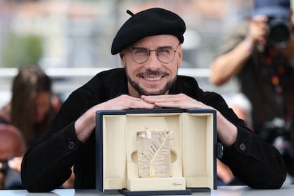El Festival de Cannes entregó el viernes una Palma de Oro honorífica a la estrella estadounidense John Travolta, un reconocimiento que no estaba anunciado y tuvo lugar antes del estreno de su primera película como director