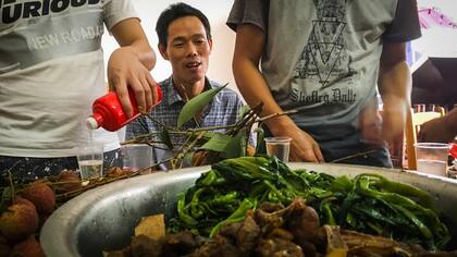Carne de perro servida en un restaurante en Yulin en la región meridional de Guangxi, China