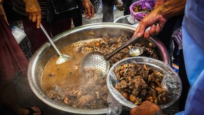 El festival de carne de perro más famoso de China se inauguró hoy en Yulin
