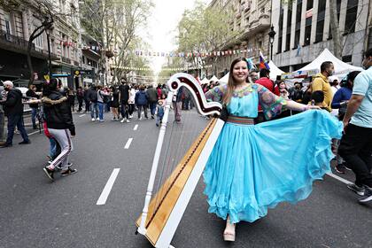 El Festival de Colectividades regresó a la Avenida de Mayo