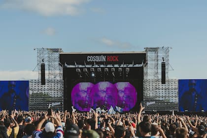 El festival de música Cosquín Rock reúne a miles de personas