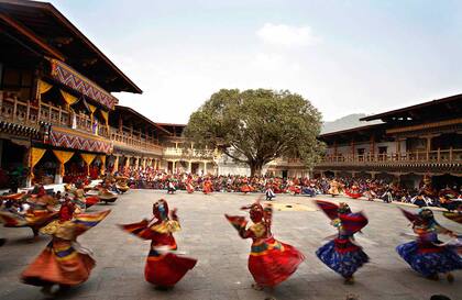 El festival Punakha Tsechu, celebrado en el Dzong de Punakha durante las celebraciones de Losar, el Año Nuevo tibetano.