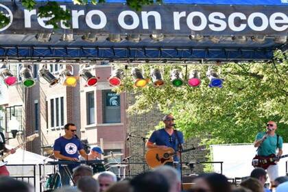 El festival Retro en Roscoe convierte seis cuadras en un corredor de autos clásicos, antigüedades y actividades estivales