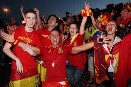 El festo de los hinchas españoles después de la victoria