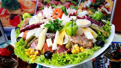 El fiambre nació de la tradición de que las familias guatemaltecas visitaran las tumbas de sus seres queridos cada 1 de noviembre y compartieran sus comidas favoritas mientras oraban