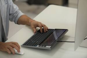 El Ficihp K1 es un teclado que incorpora una pantalla táctil de 12,6 pulgadas para usar como monitor adicional de la computadora