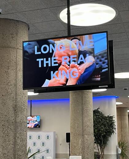 El ficticio video de Donald Trump y Elon Musk, generado por IA, que se mostró en televisores de una sede gubernamental, en una imagen que circuló en redes