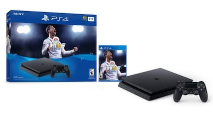 El FIFA 18 PS4 Bundle, compuesto por el modelo más reciente de Sony, equipado con una unidad de 1 TB y un control de mando