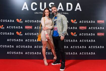 Miriam Lanzoni y su novio el empresario Christian Halbinger, antes de ingresar en la sala para ver Acusada en el Dot Baires