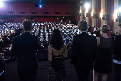 El elenco se presentó ante el público en la avant de Acusada