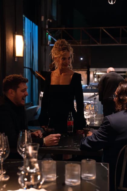 El film, dirigido por Daniel Nesci, cuenta la historia de Denise (Lopilato), una sommelier que descubre accidentalmente que puede enviarse mensajes al pasado de una manera muy extraña y original, para cambiar su presente