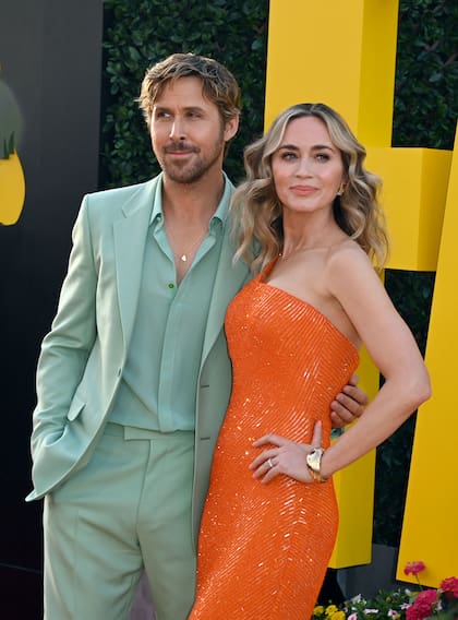 El film, en el que comparte cartel con Emily Blunt, es una adaptación de la serie de los años ochenta, y cuenta la historia de un doble de riesgo y cazarrecompensas retirado que asume la tarea de localizar a una estrella de cine desaparecida, resolver una conspiración e intentar recuperar al amor de su vida