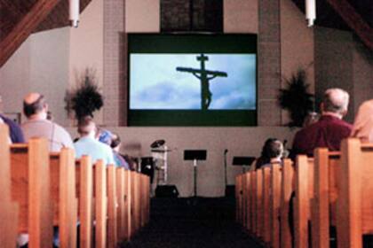 Una iglesia de Estados Unidos durante la proyección de un film