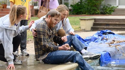 El film retrata en poco más de una hora y media la historia de Ray Waller (Wyatt Russell), un exjugador de béisbol profesional que se ve obligado a retirarse de las Grandes Ligas de forma prematura debido a una enfermedad degenerativa